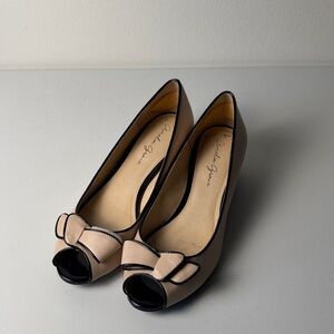 Amelia Grace Cream and Black Business Casual Peep Toe Bow Wedge Size 7.5